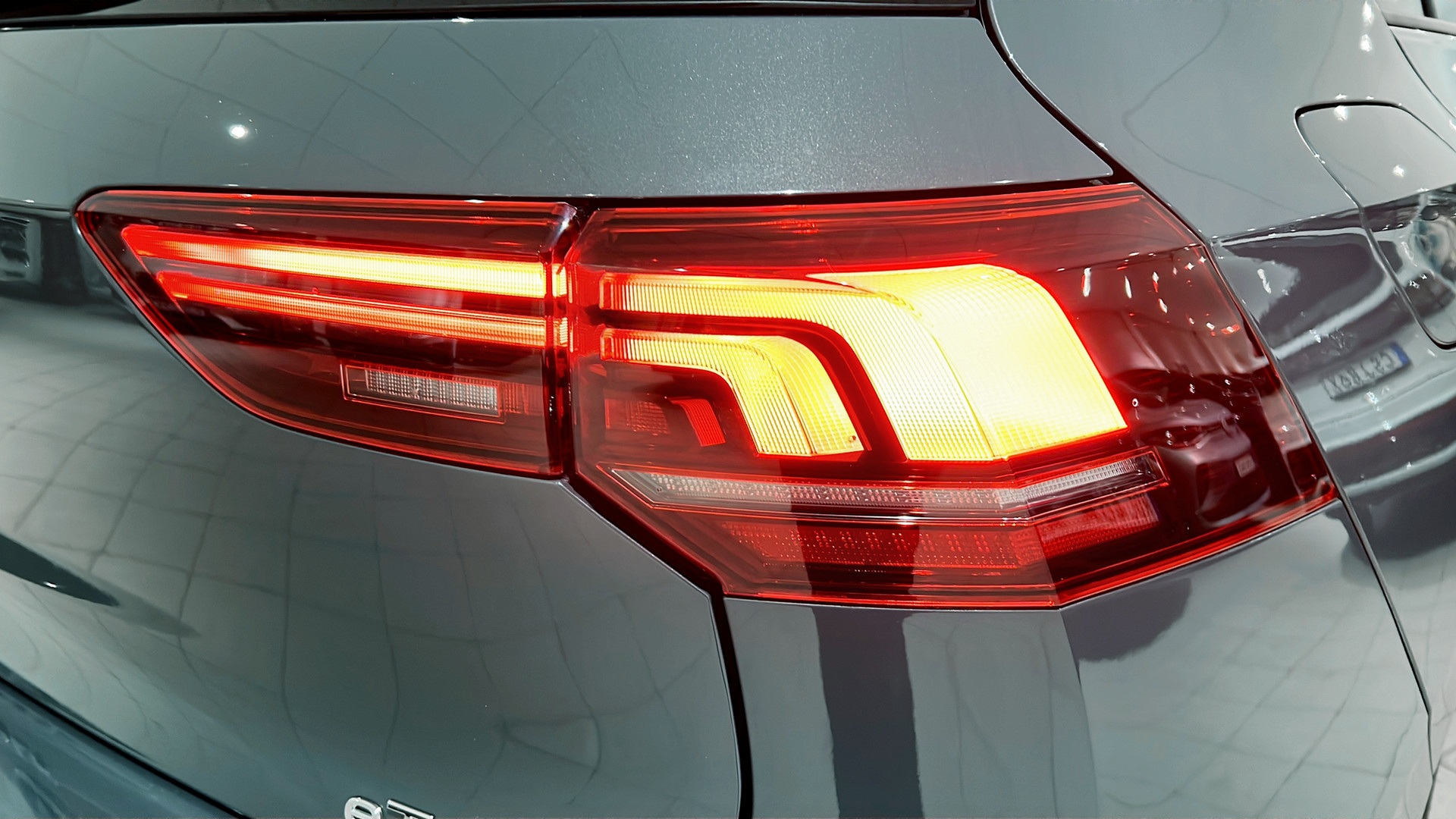 Volkswagen Golf UEF63B