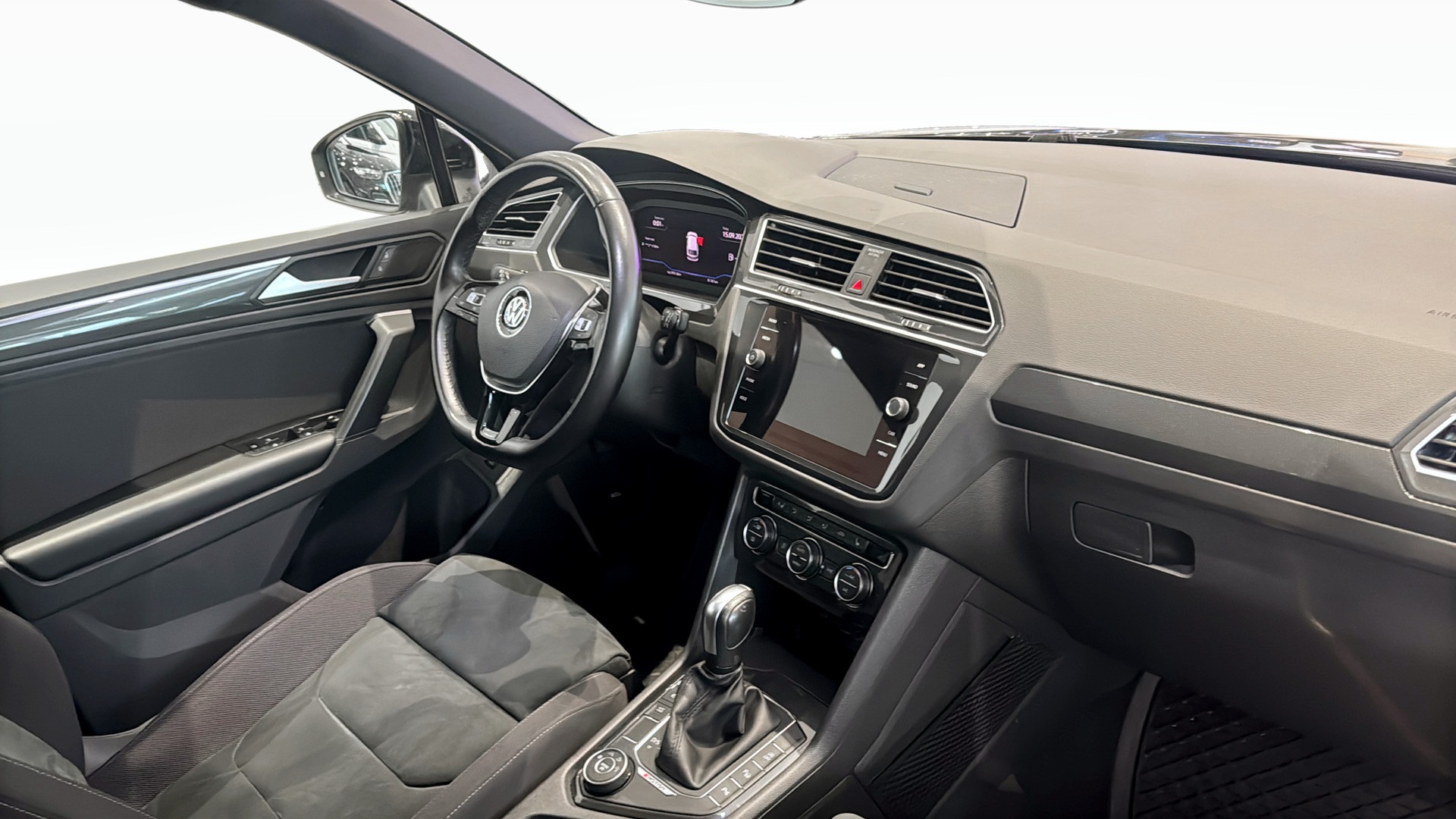 Volkswagen Tiguan UEF79X