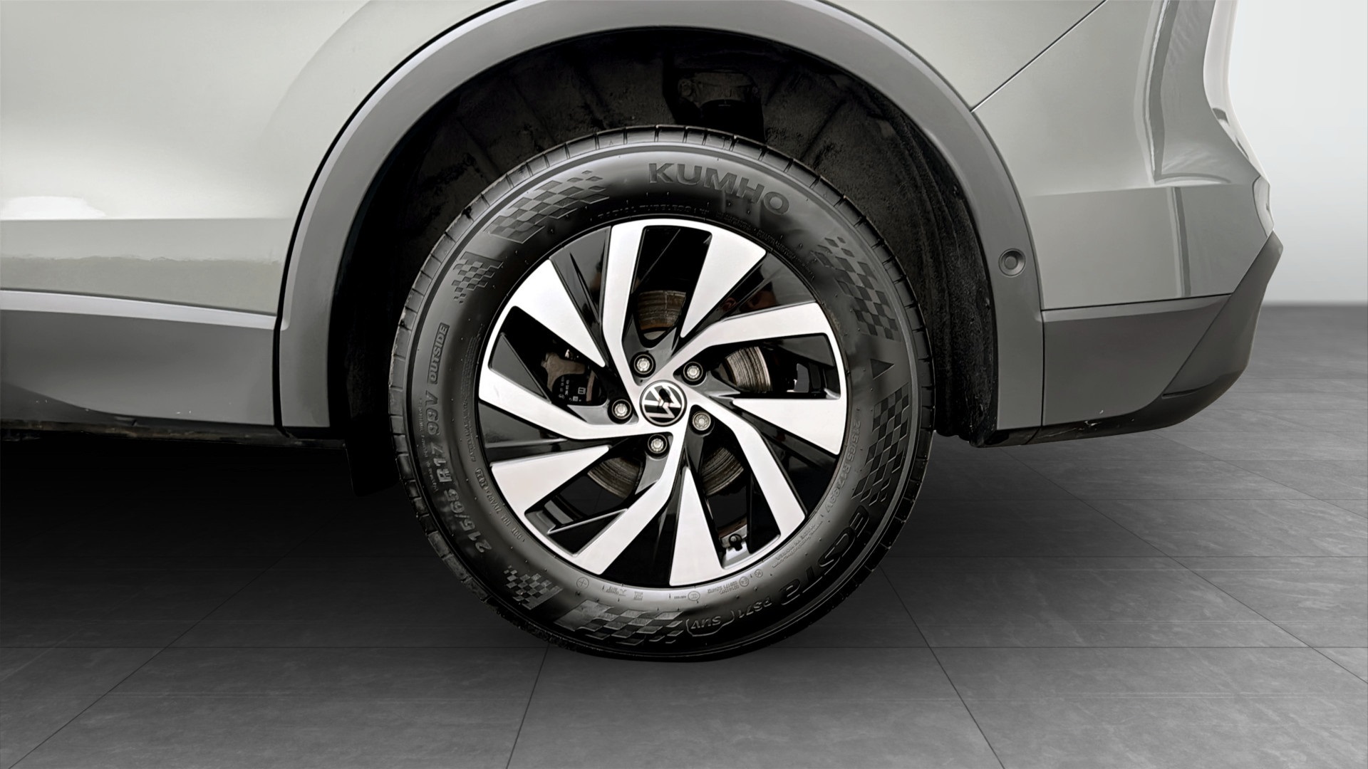 Volkswagen Tiguan UFF64J