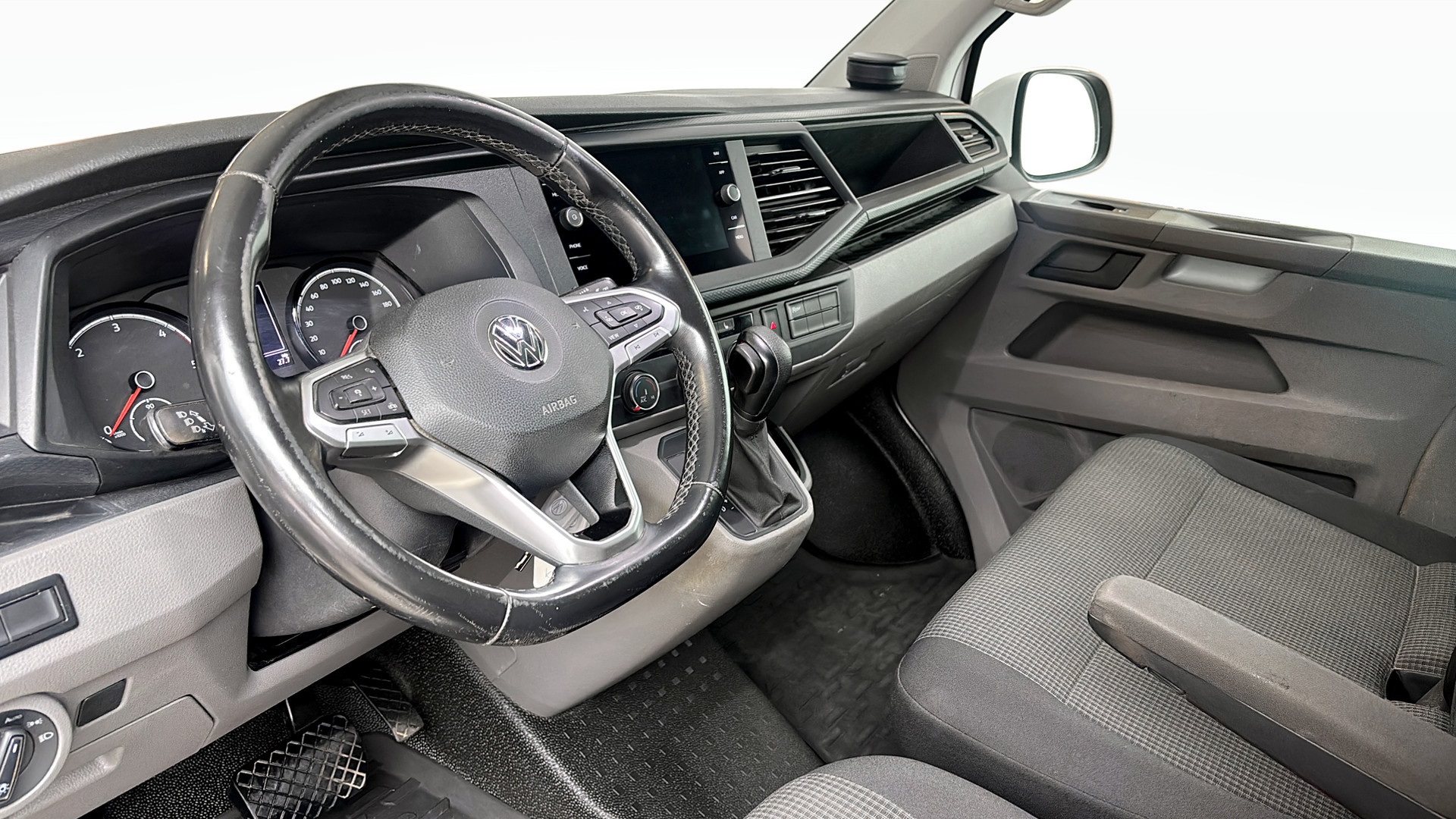 Volkswagen T6.1 Transporter lång hjulbas UOT77K