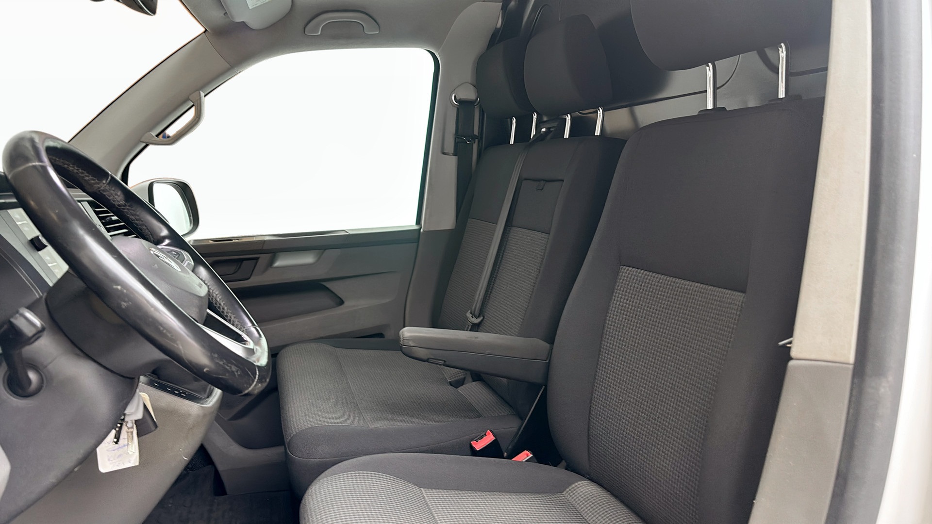 Volkswagen T6.1 Transporter lång hjulbas UOT77K