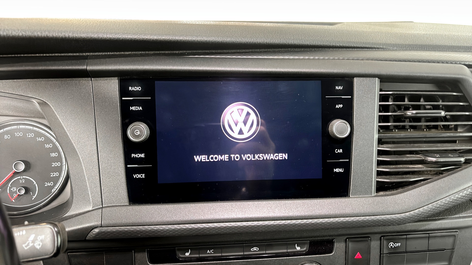 Volkswagen T6.1 Transporter lång hjulbas UOT77K