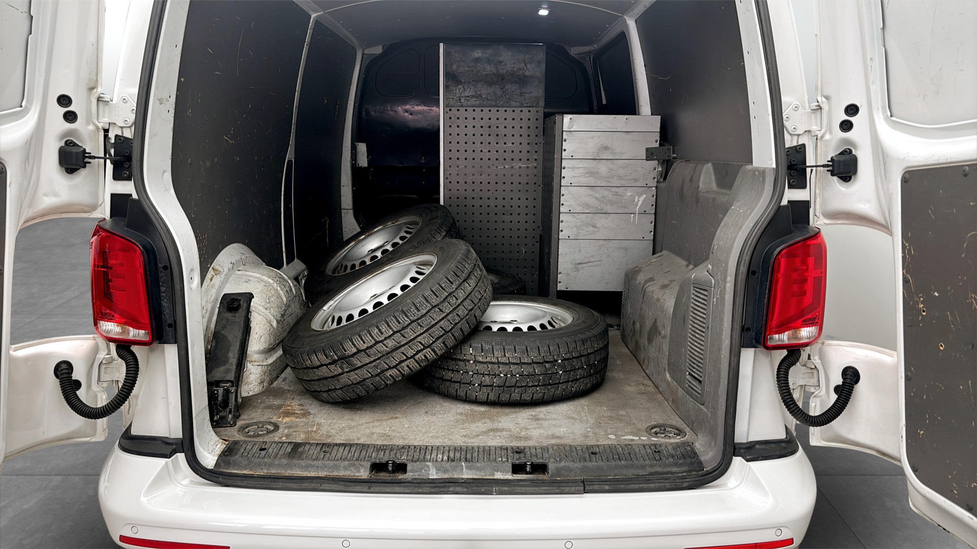 Volkswagen T6.1 Transporter lång hjulbas UOT77K