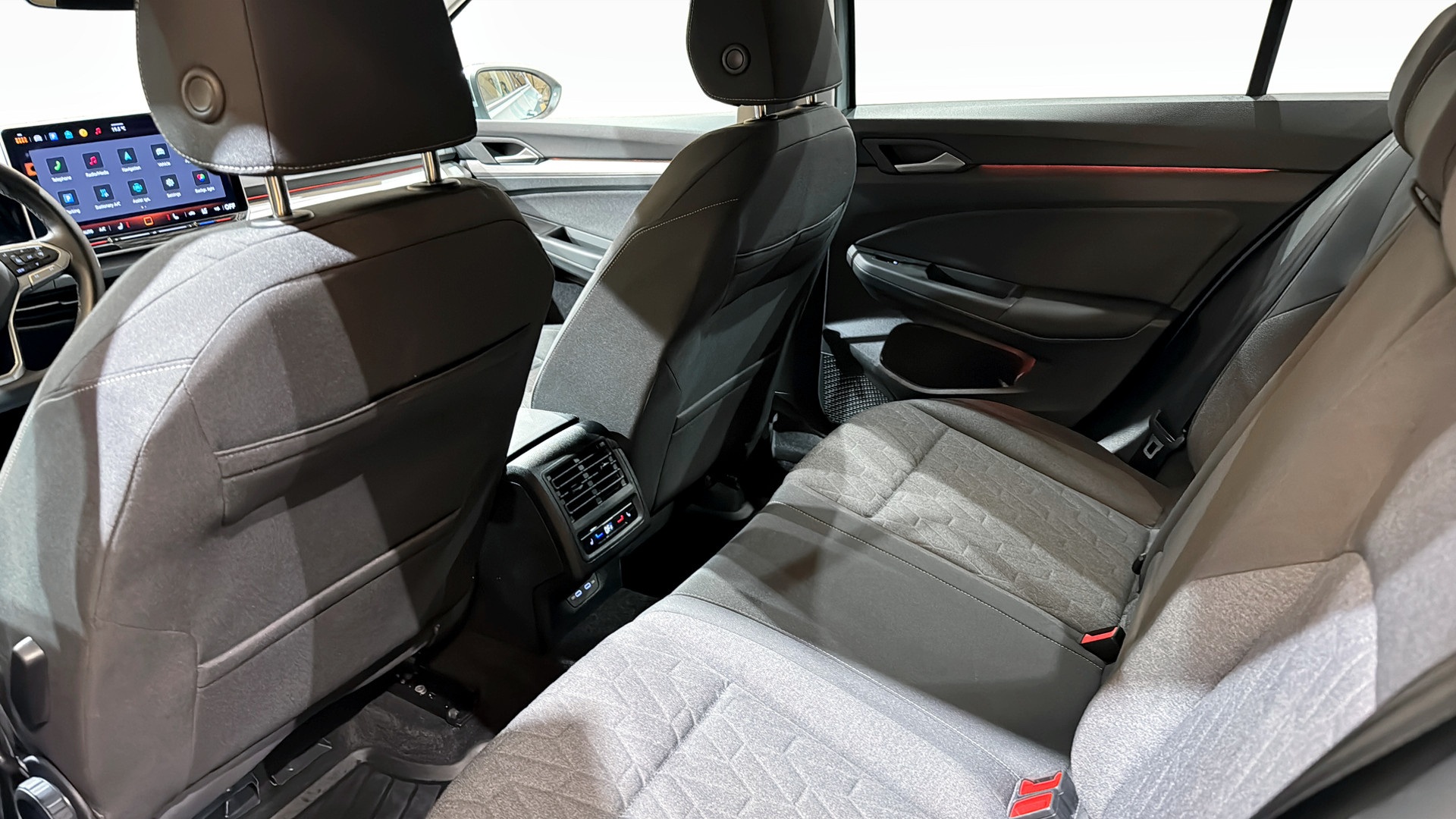 Volkswagen Golf UXJ27A