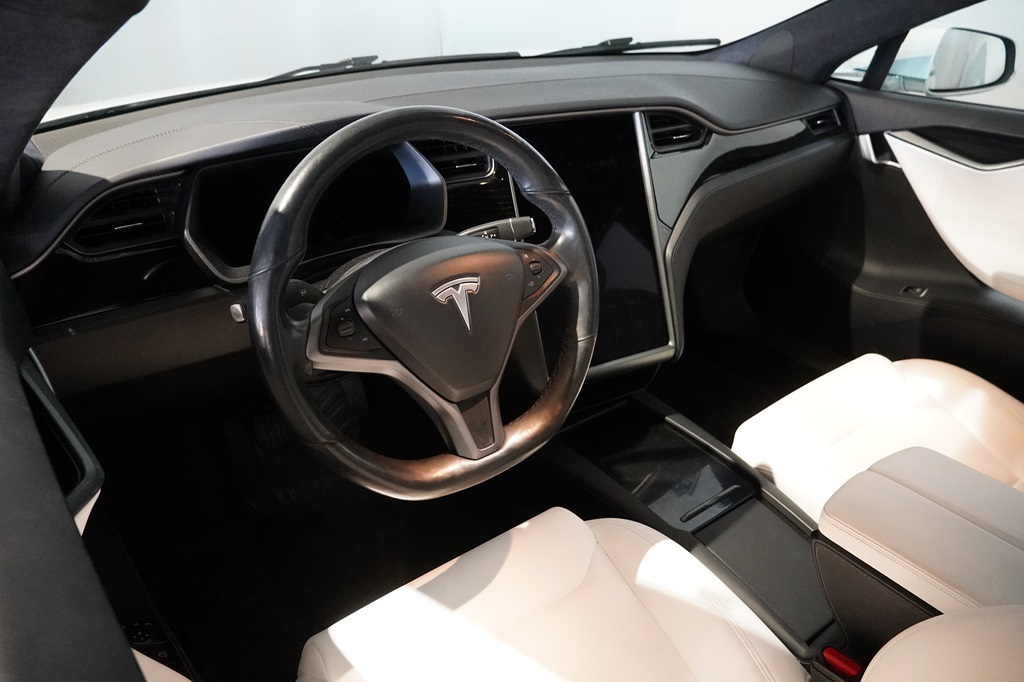 Tesla Model S UZG48Z