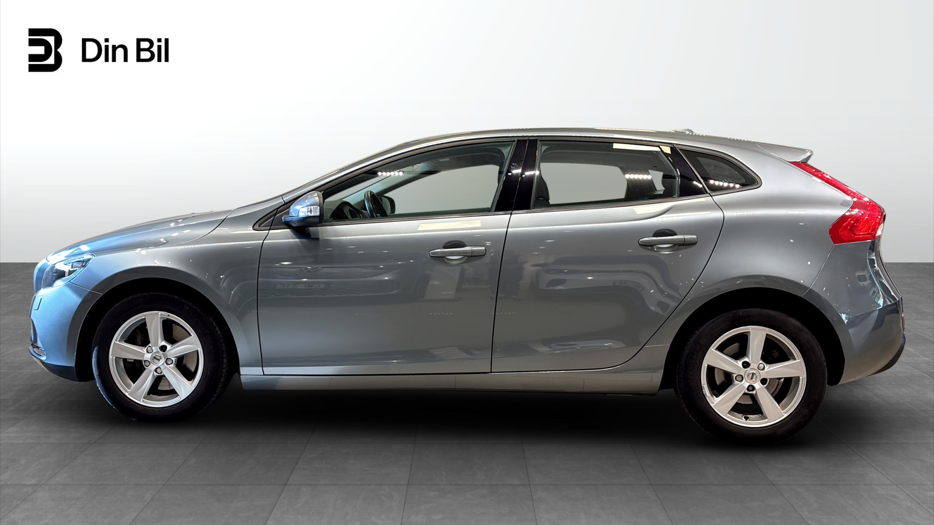 Volvo V40 UZK957