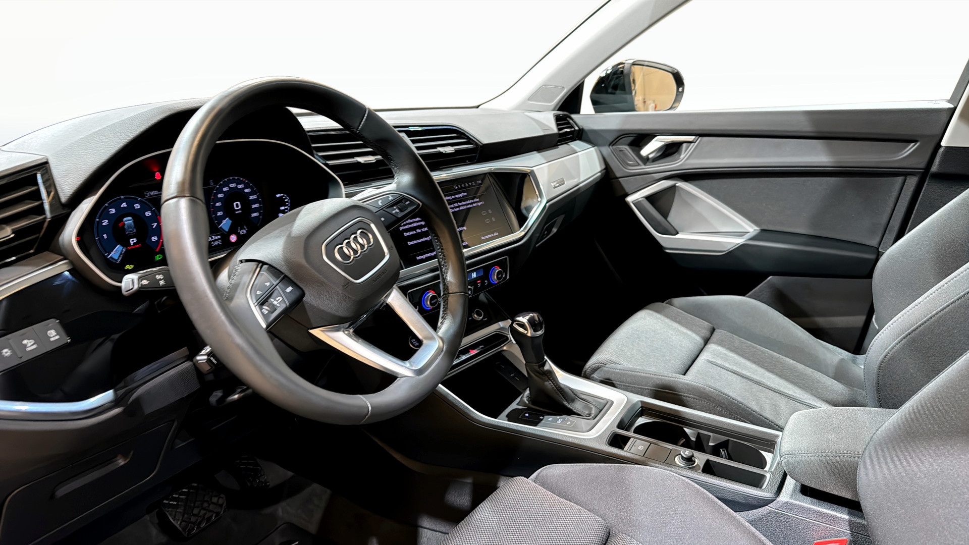 Audi Q3 UZM26J