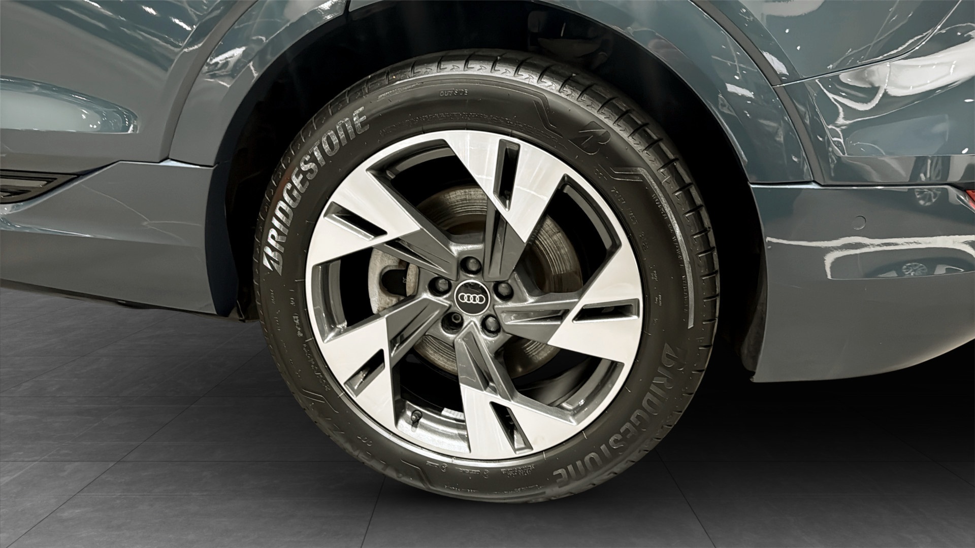Audi Q8 WAW25J