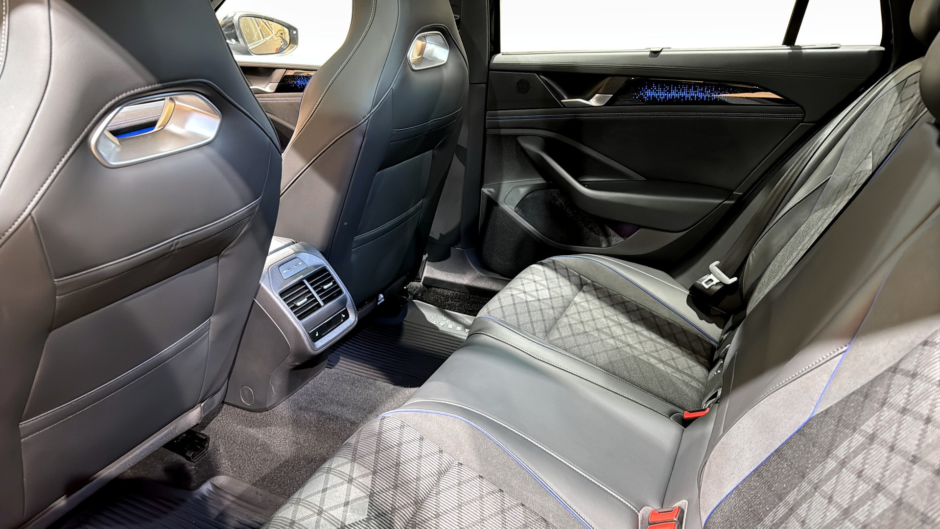 Volkswagen Passat WCD35J