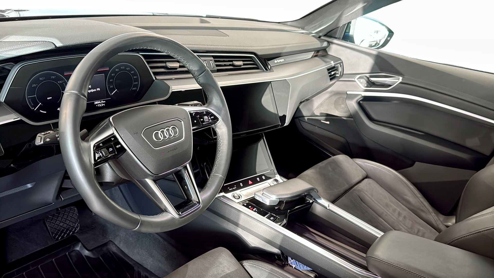 Audi e-tron WUF296