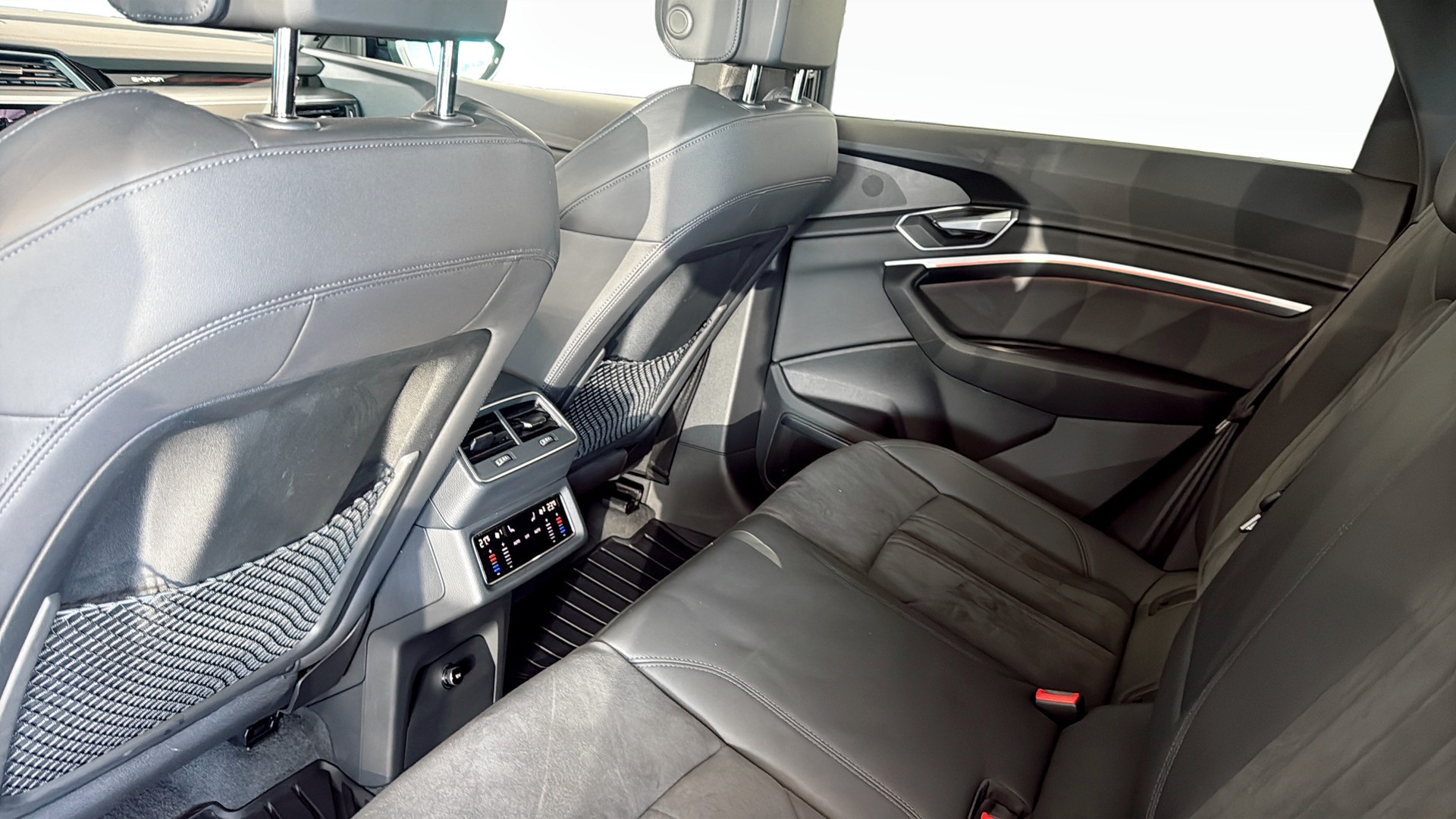 Audi e-tron WUF296