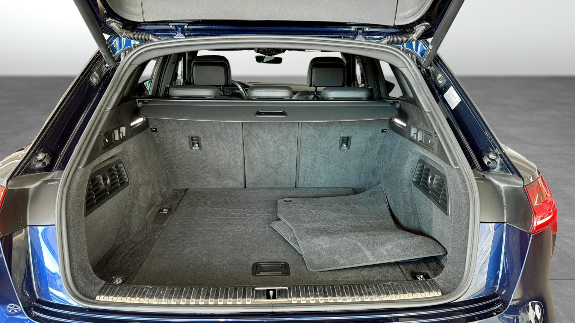 Audi e-tron WUF296
