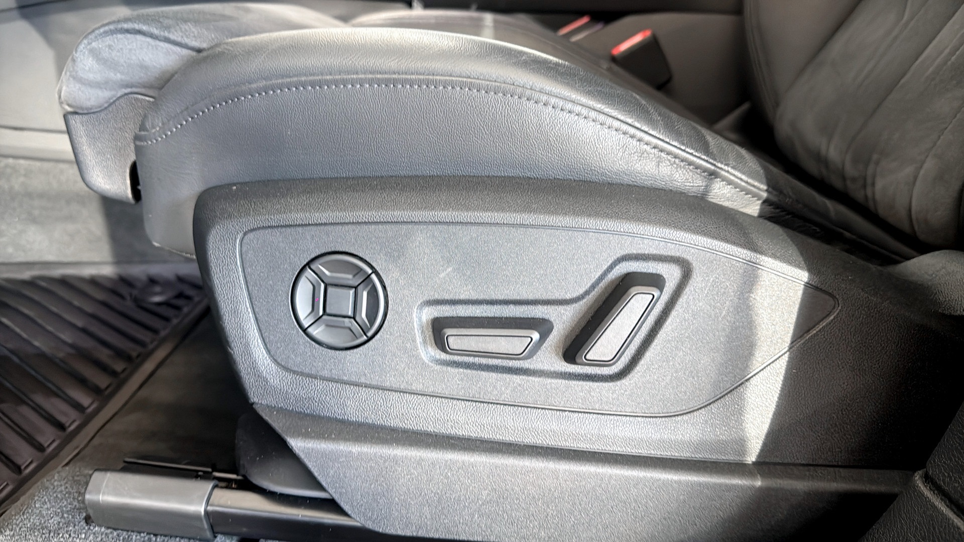 Audi e-tron WUF296