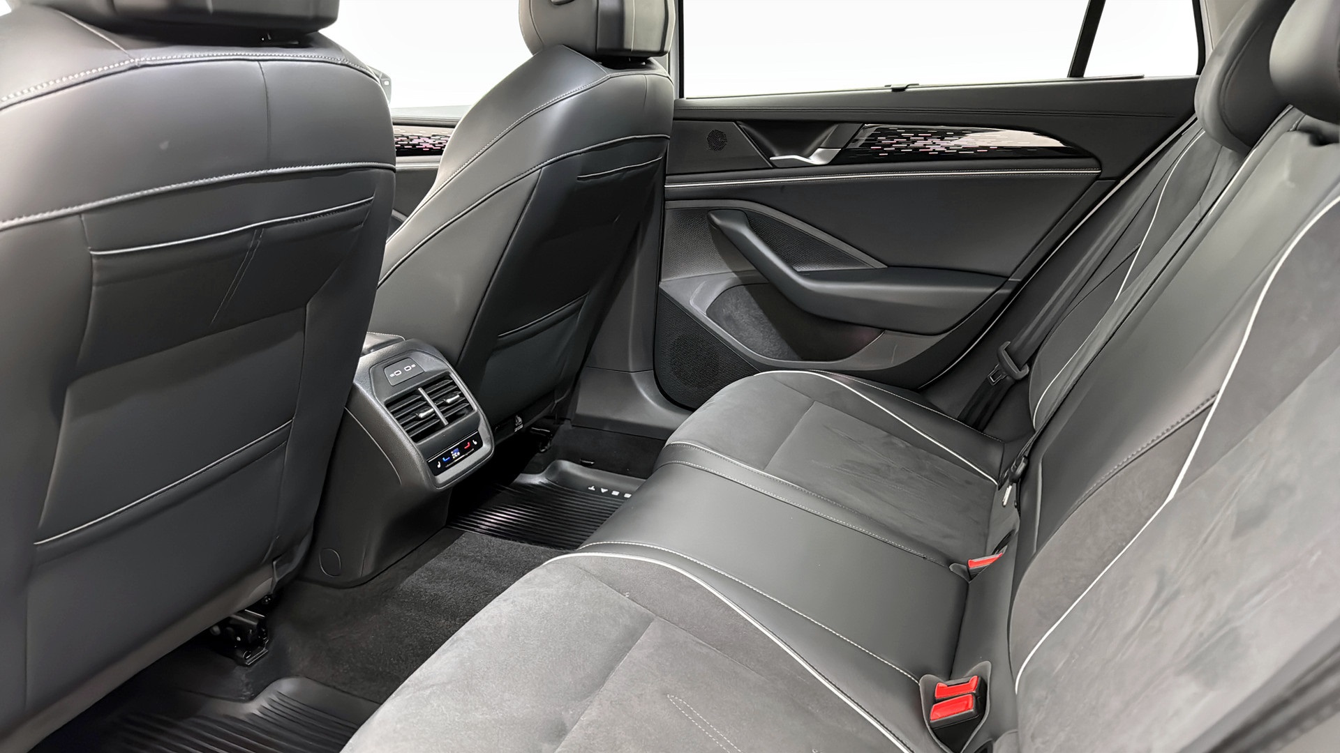 Volkswagen Passat XGM32M
