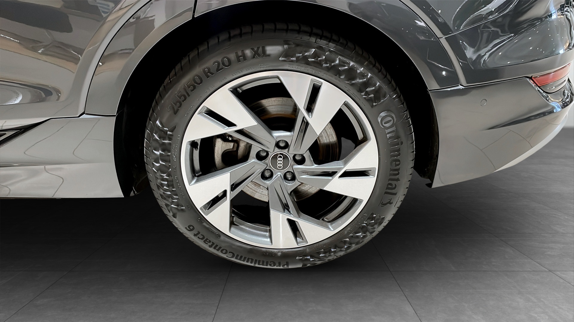 Audi e-tron XUF92J