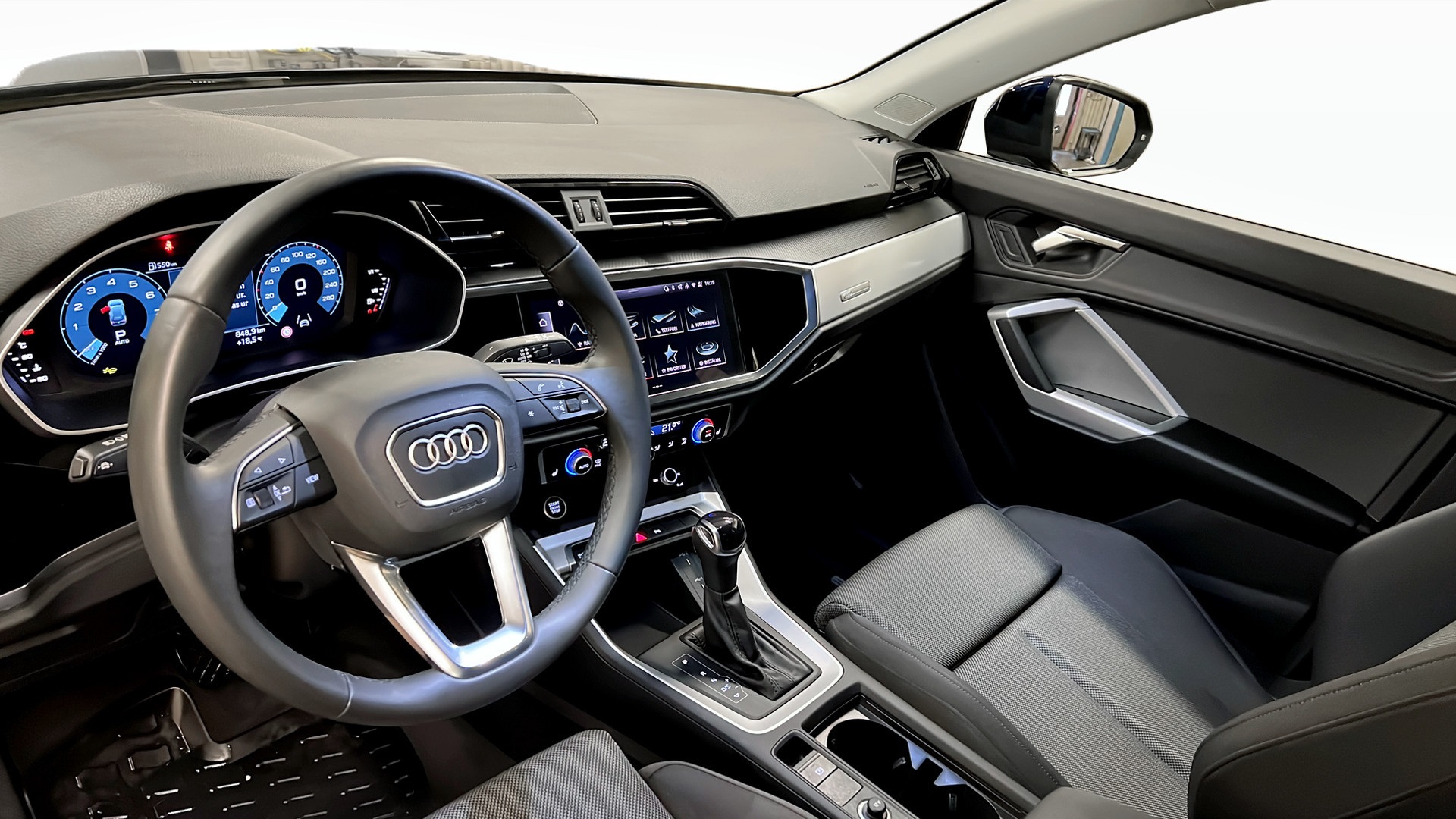 Audi Q3 XWB01Z