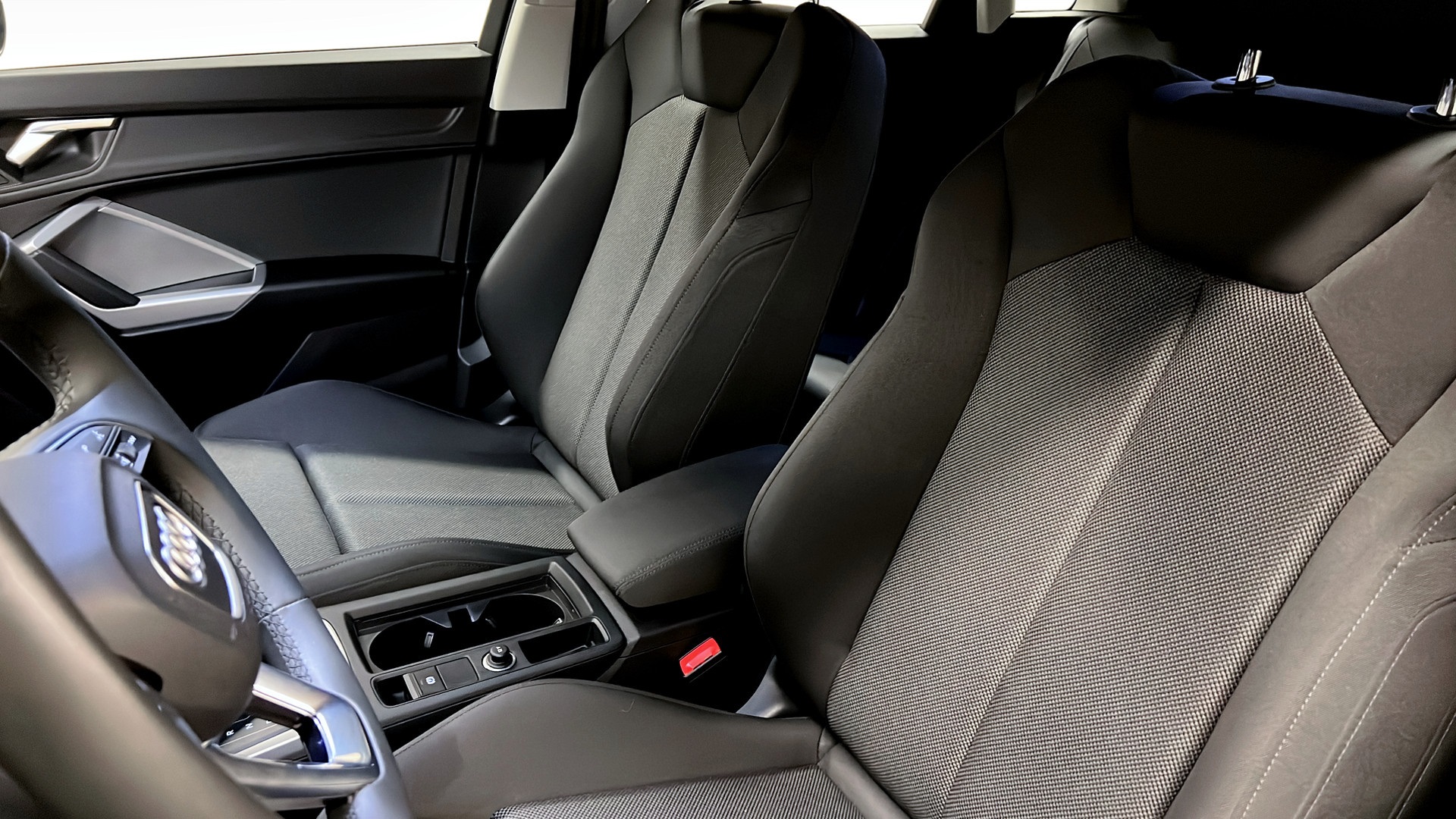 Audi Q3 XWB01Z