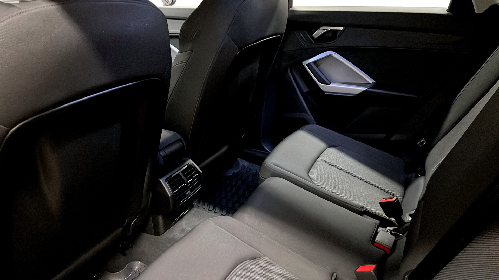 Audi Q3 XWB01Z
