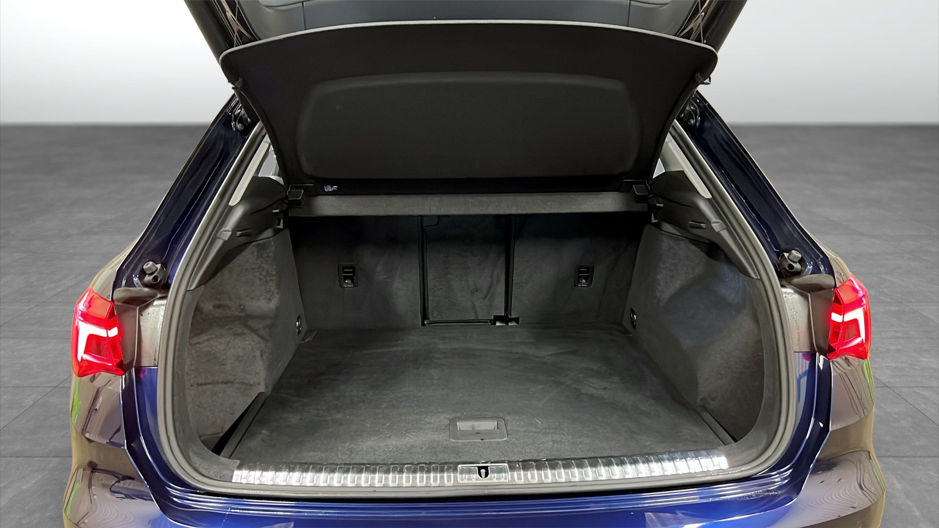 Audi Q3 XWB01Z