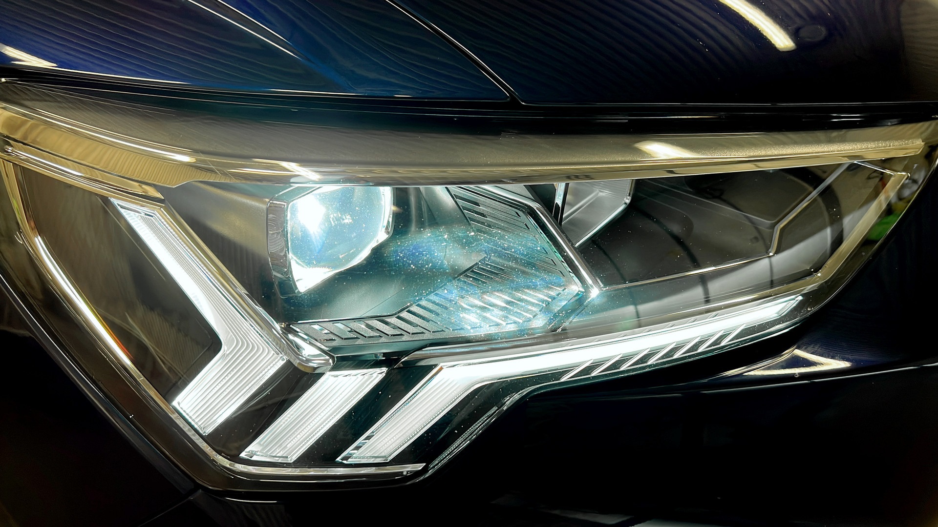 Audi Q3 XWB01Z