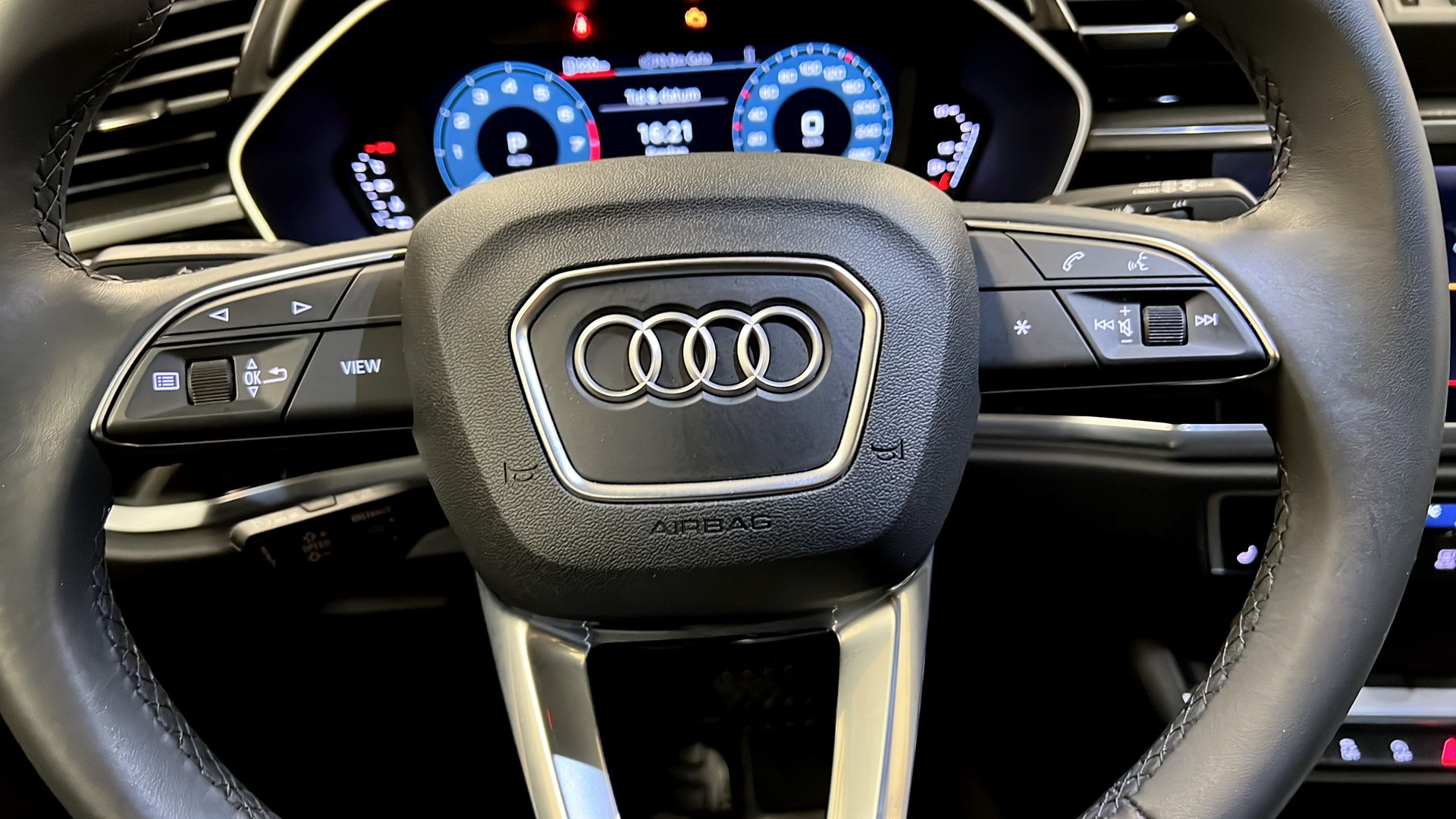 Audi Q3 XWB01Z