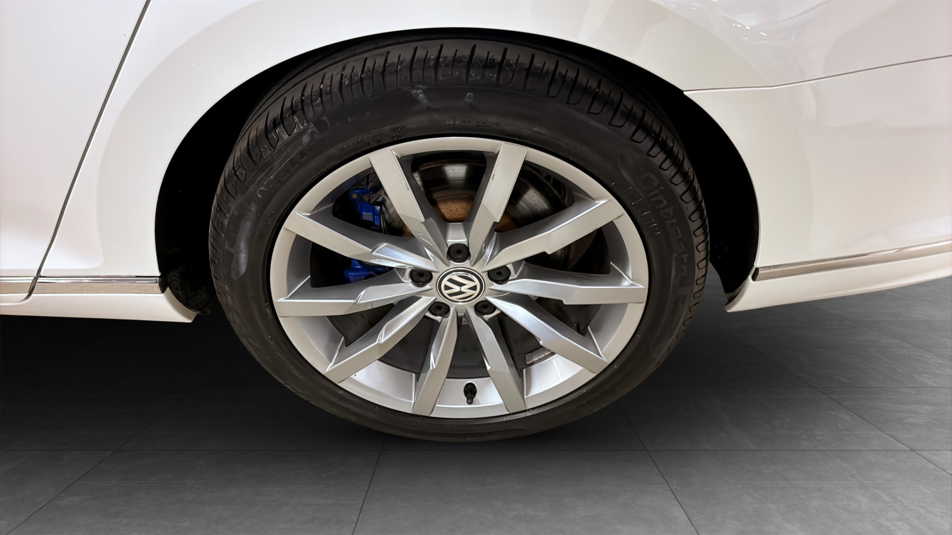 Volkswagen Passat XYW39Z