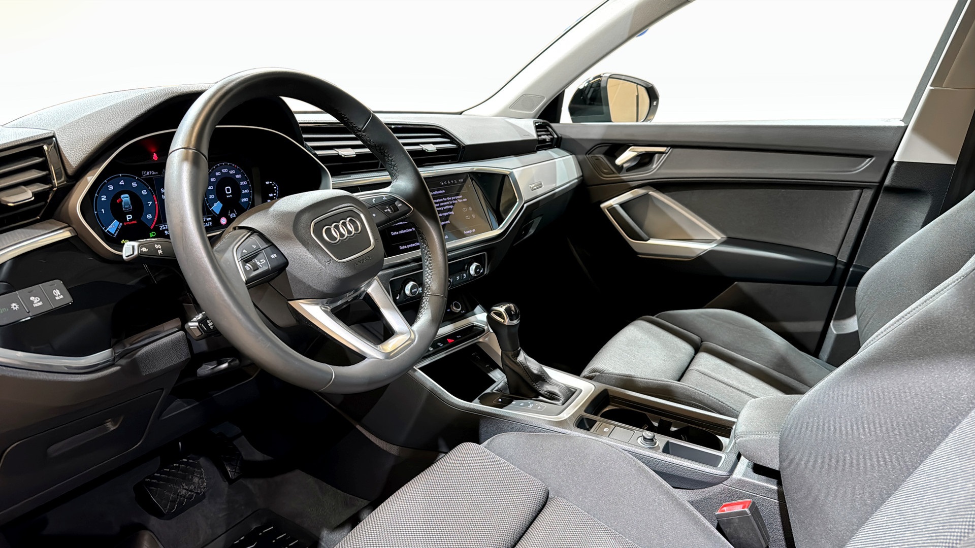 Audi Q3 XZM96D