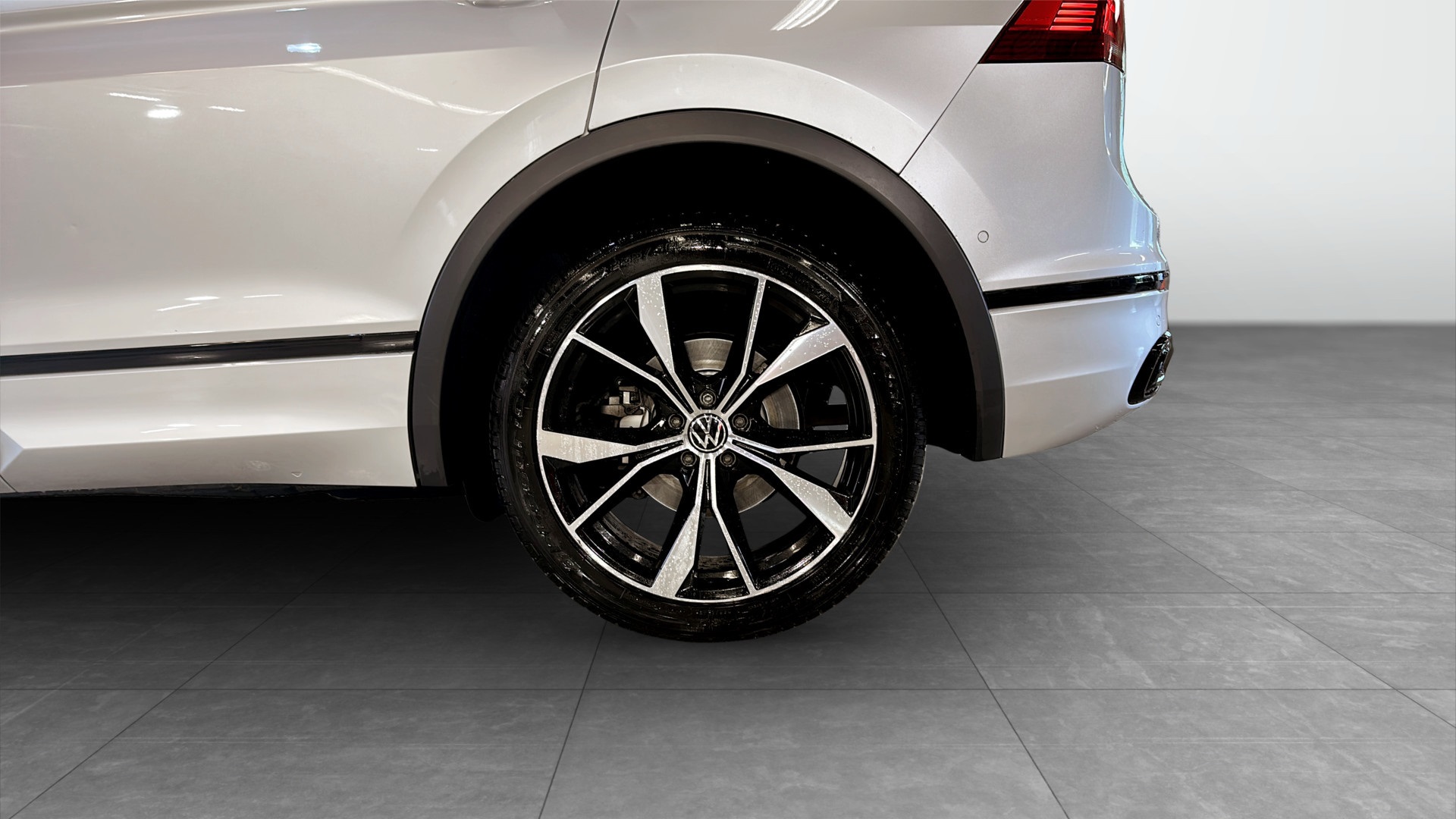 Volkswagen Tiguan YBD41A