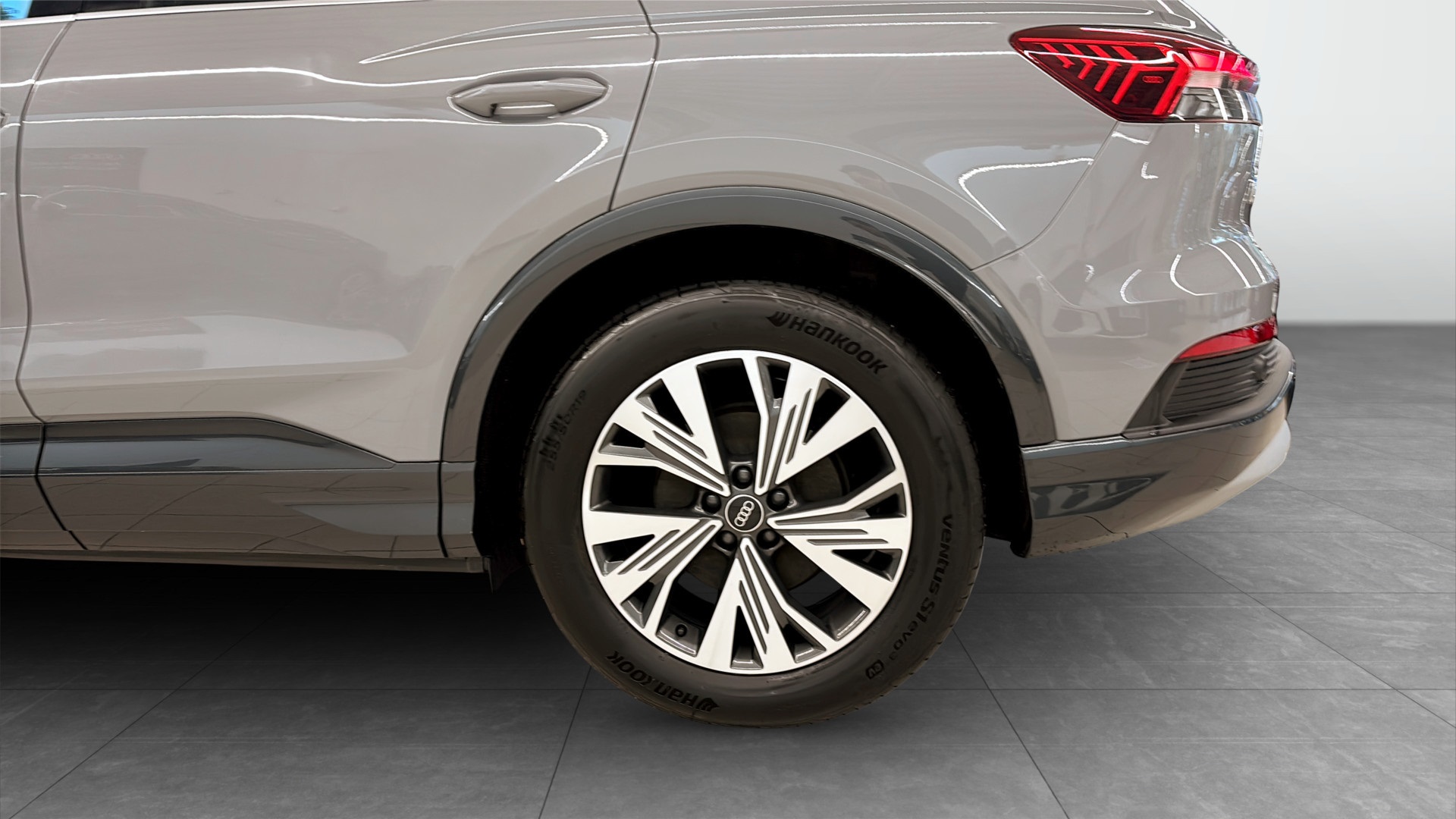Audi Q4 e-tron YBL42U