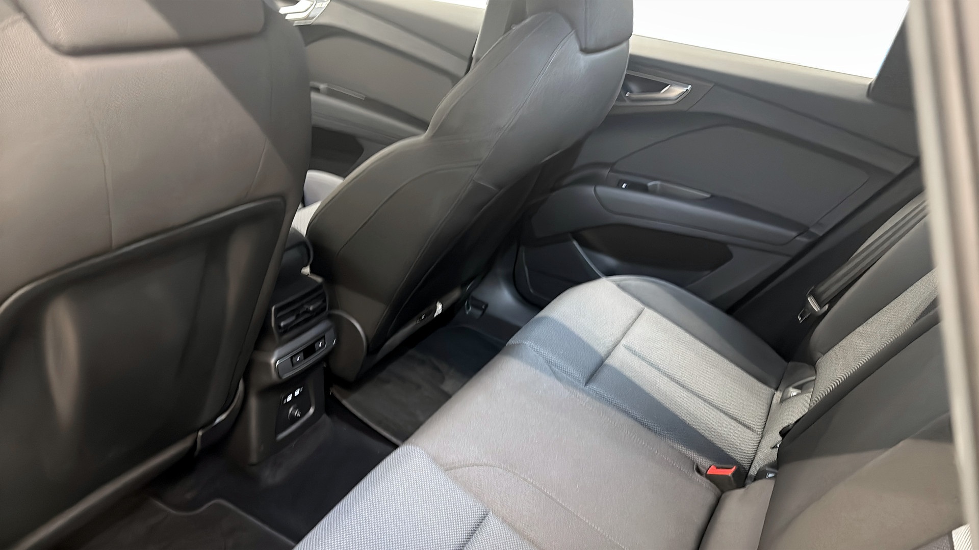 Audi Q4 e-tron YBL42U