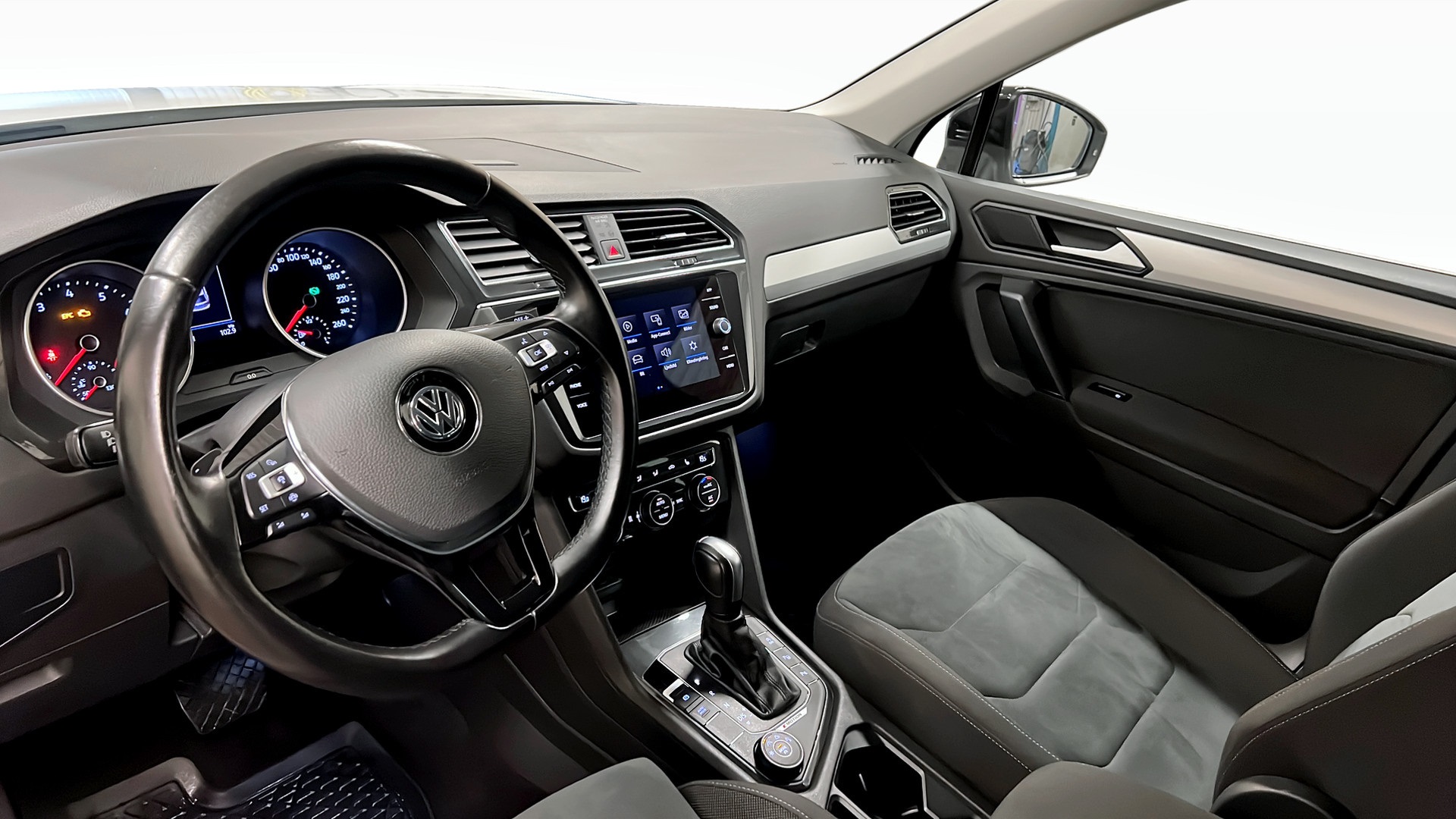 Volkswagen Tiguan YCF40Y