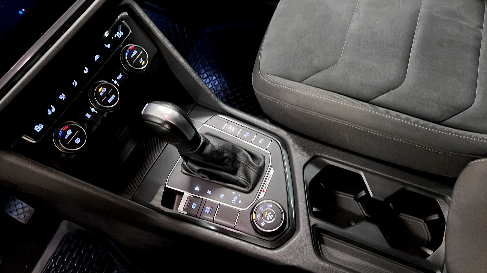 Volkswagen Tiguan YCF40Y
