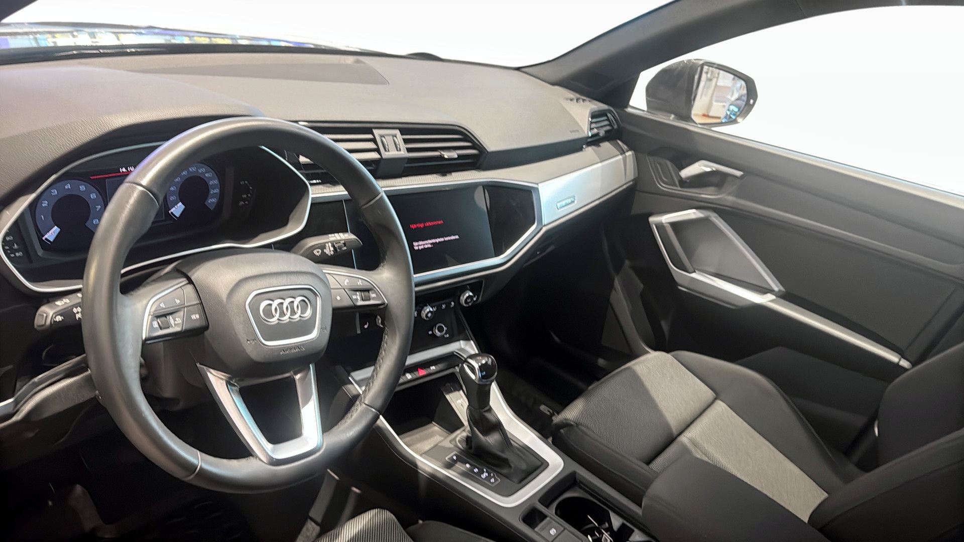 Audi Q3 YDG71P