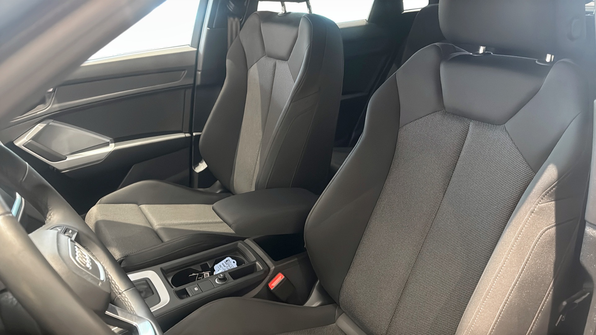Audi Q3 YDG71P