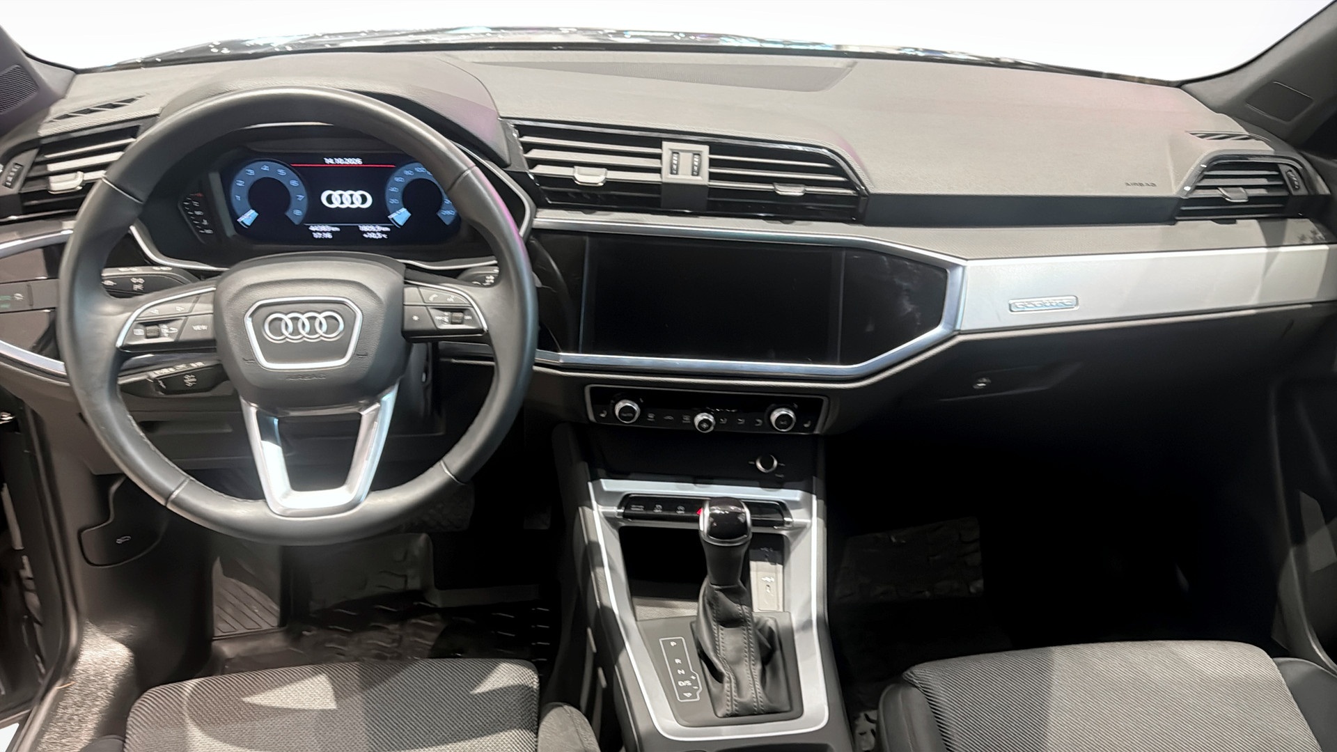 Audi Q3 YDG71P