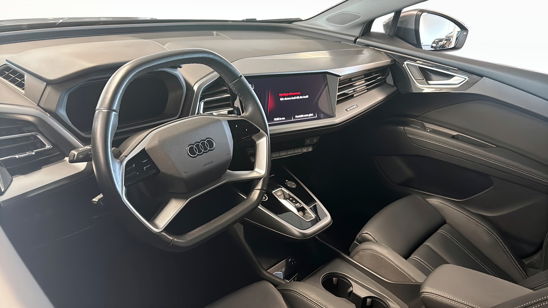 Audi Q4 e-tron YEM06K