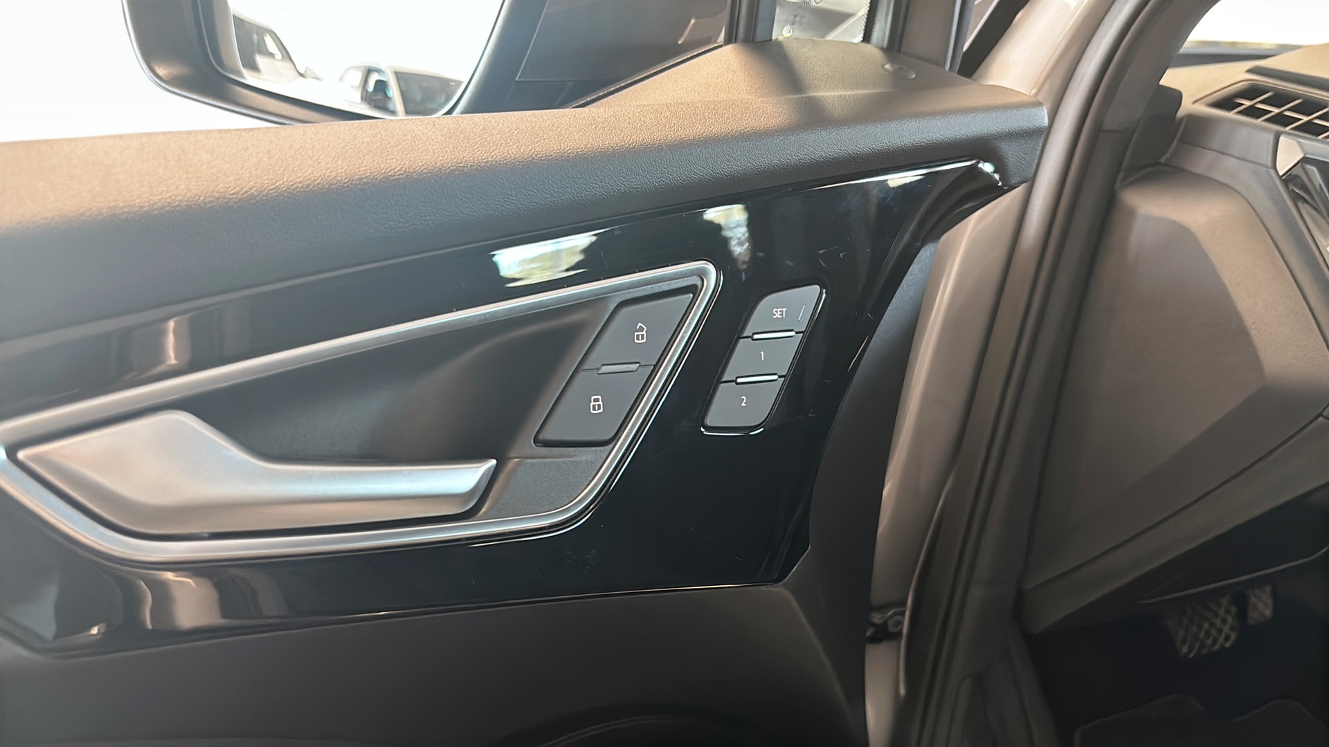 Audi Q4 e-tron YEM06K