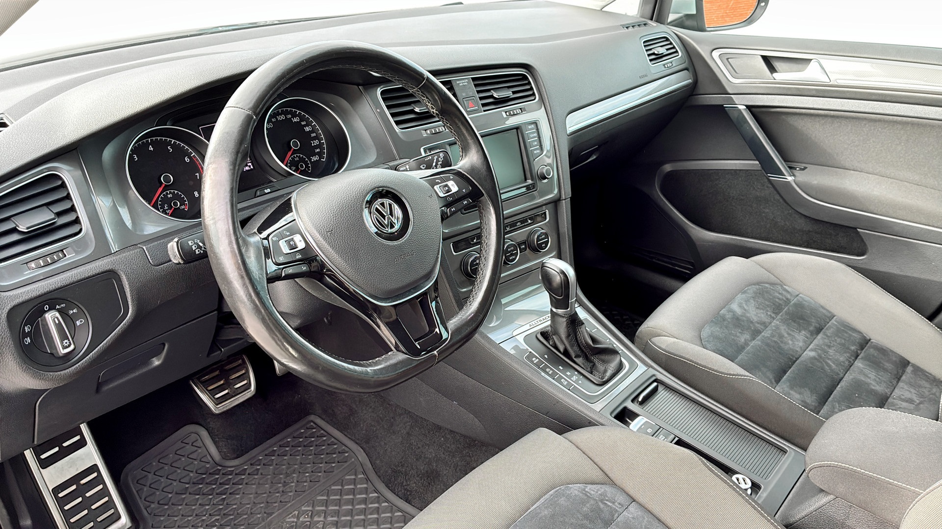 Volkswagen Golf Sportscombi YGL822