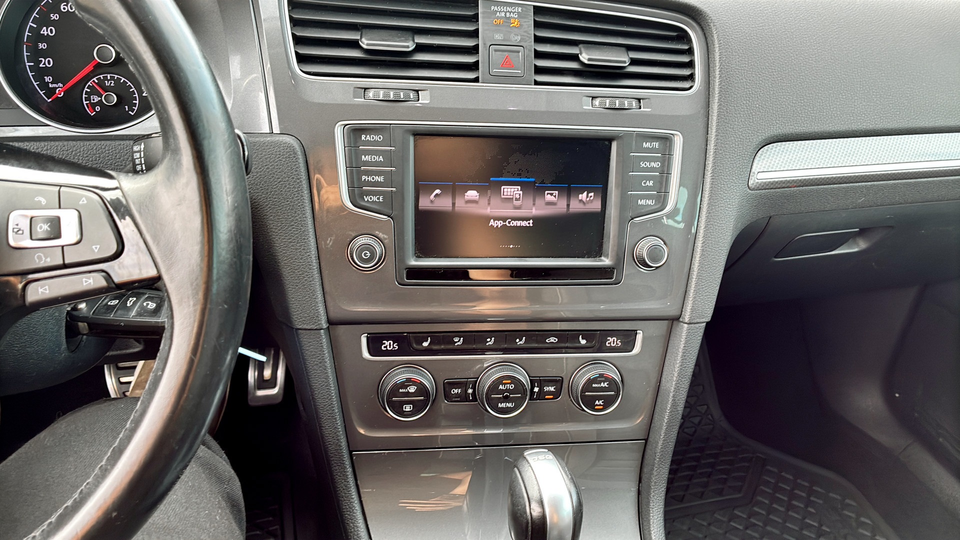 Volkswagen Golf Sportscombi YGL822