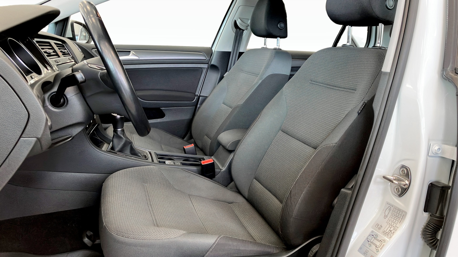 Volkswagen Golf YHW71T