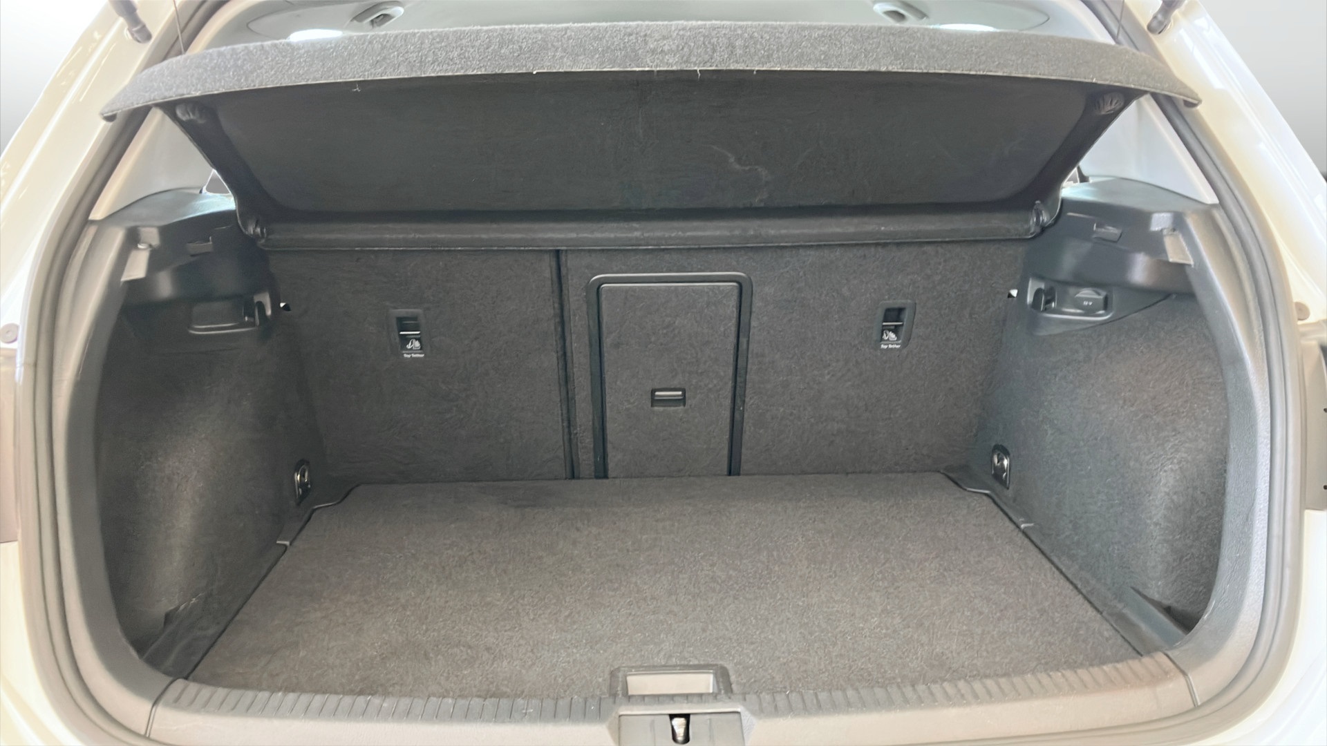 Volkswagen Golf YHW71T
