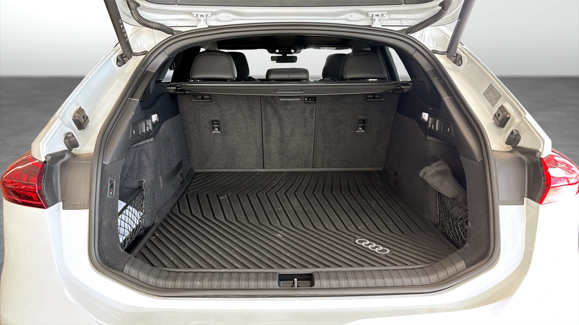 Audi A6 Avant e-tron YJB03U