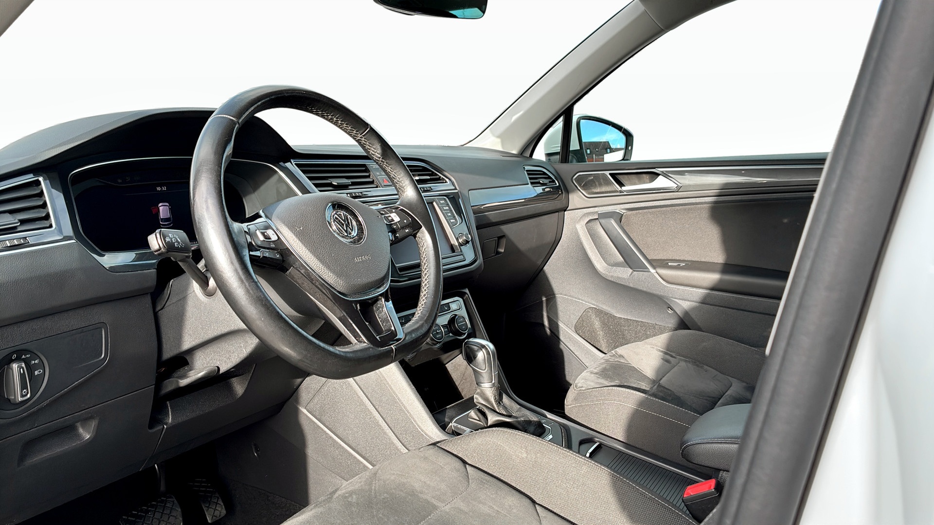 Volkswagen Tiguan YJR639