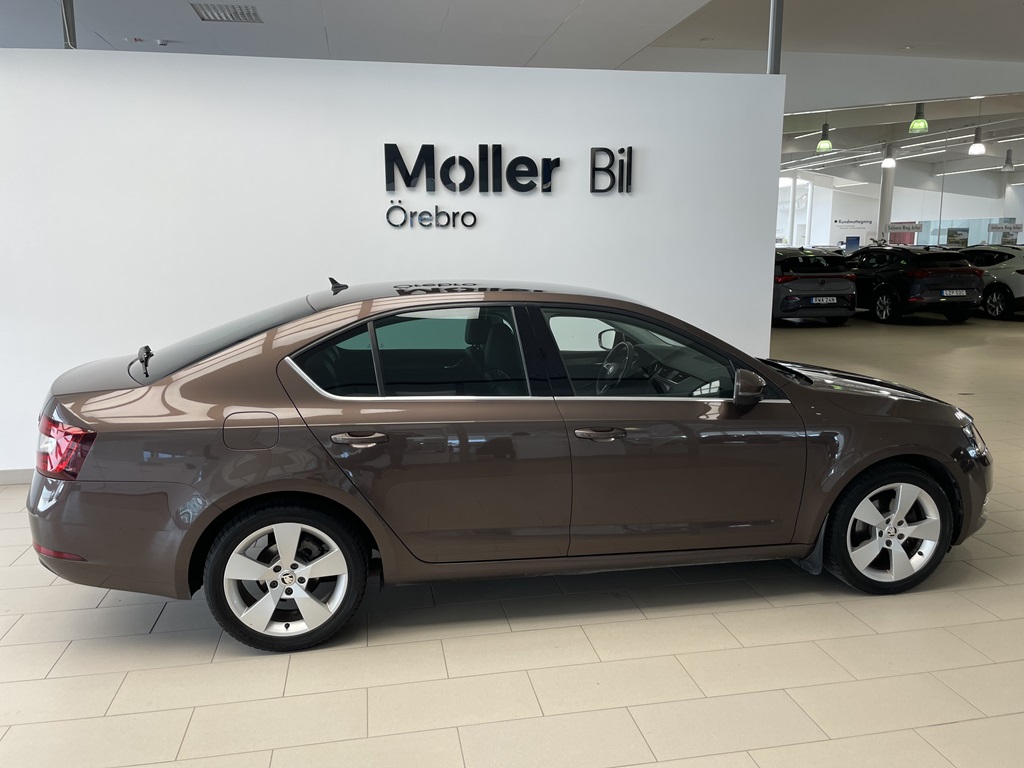 Skoda Octavia YKM822