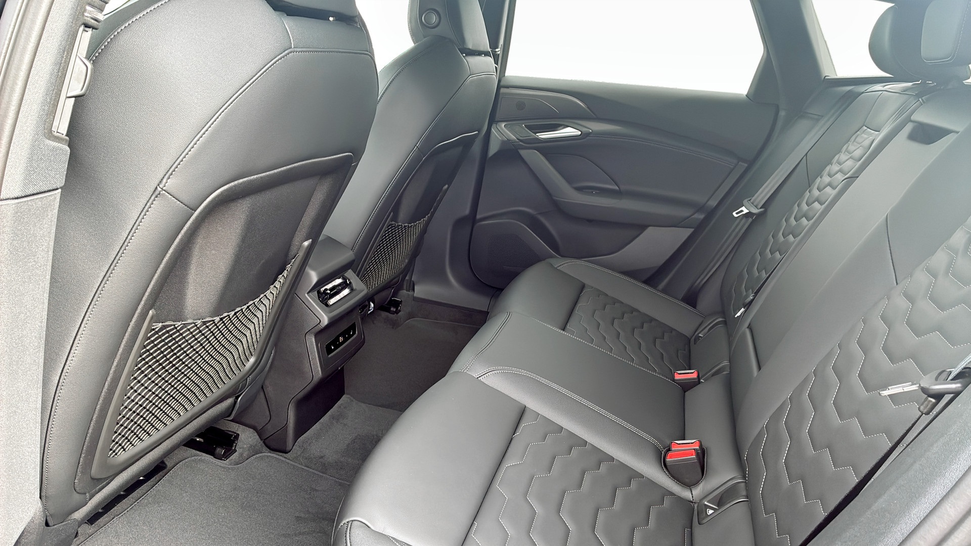 Audi A6 Avant e-tron YLL43U