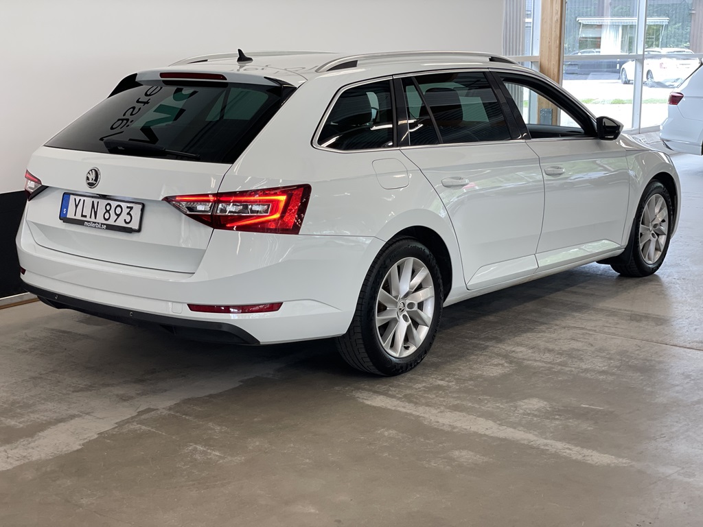 Skoda Superb YLN893
