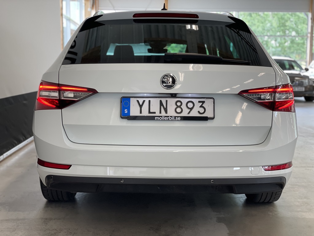 Skoda Superb YLN893