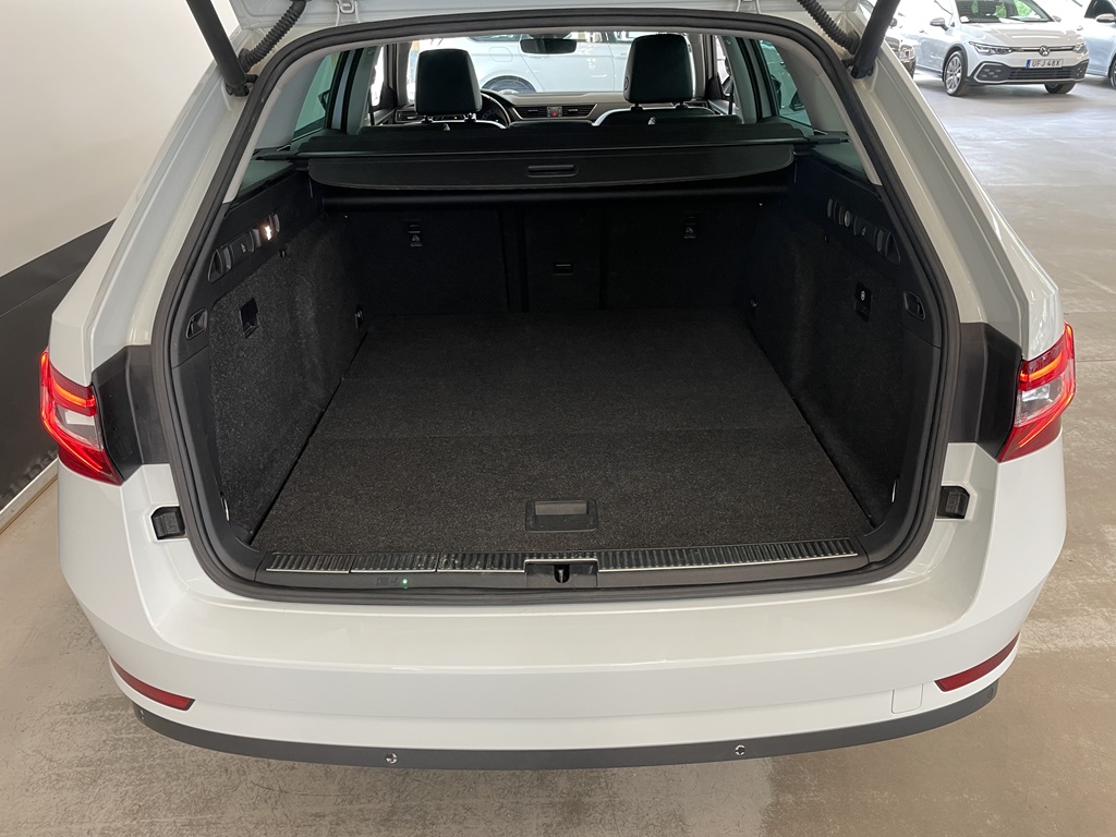 Skoda Superb YLN893