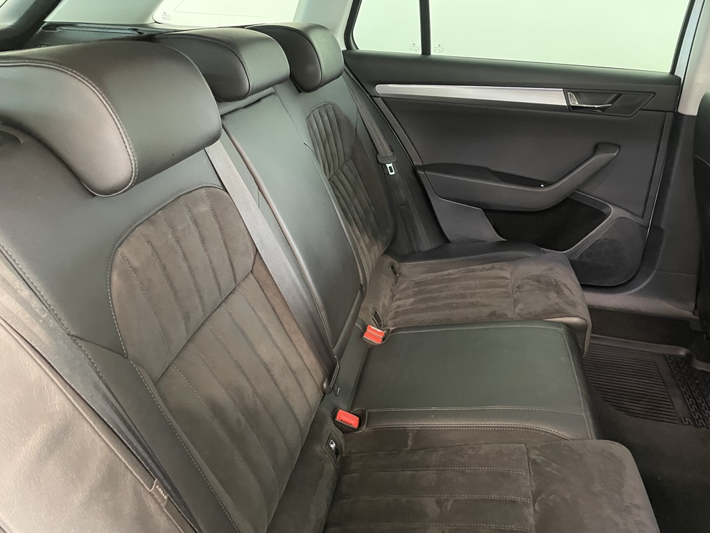 Skoda Superb YLN893
