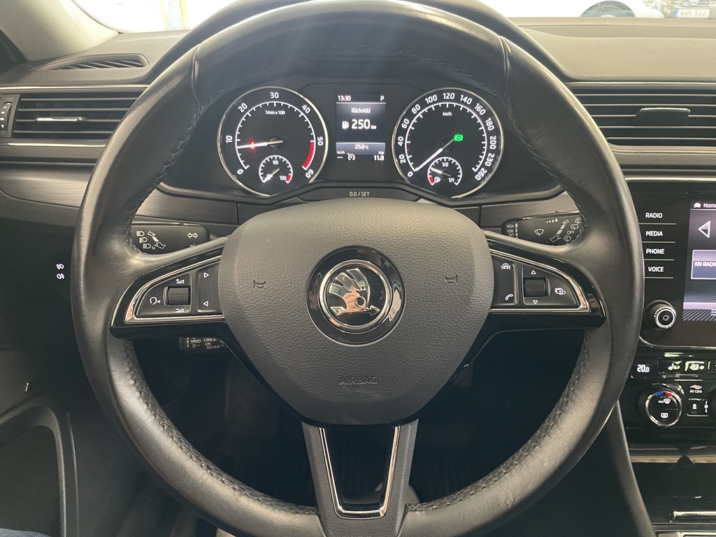 Skoda Superb YLN893